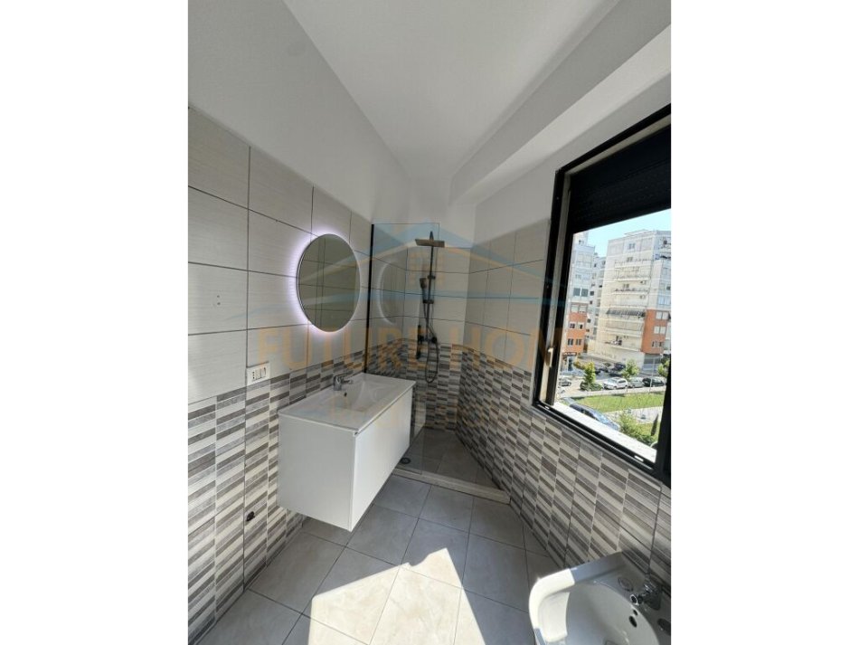 Tirane, shitet apartament 2+1+Ballkon Kati 3, 87 m² 128.000 € (UNAZA E RE)