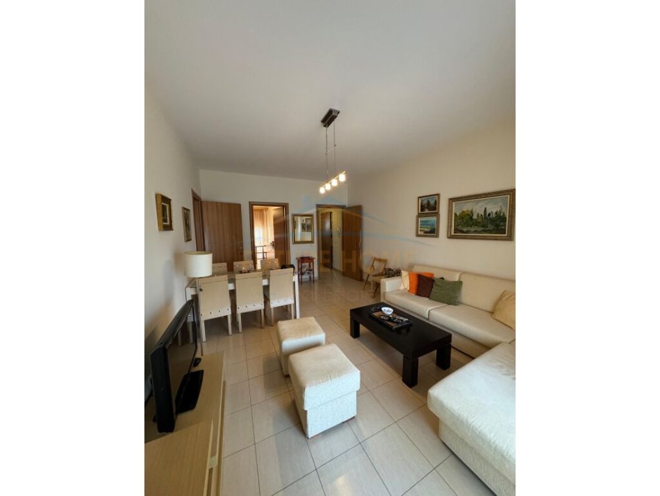Tirane, jepet me qera apartament 2+1+Ballkon Kati 4, 112 m² 650 € (Pazari i Ri)