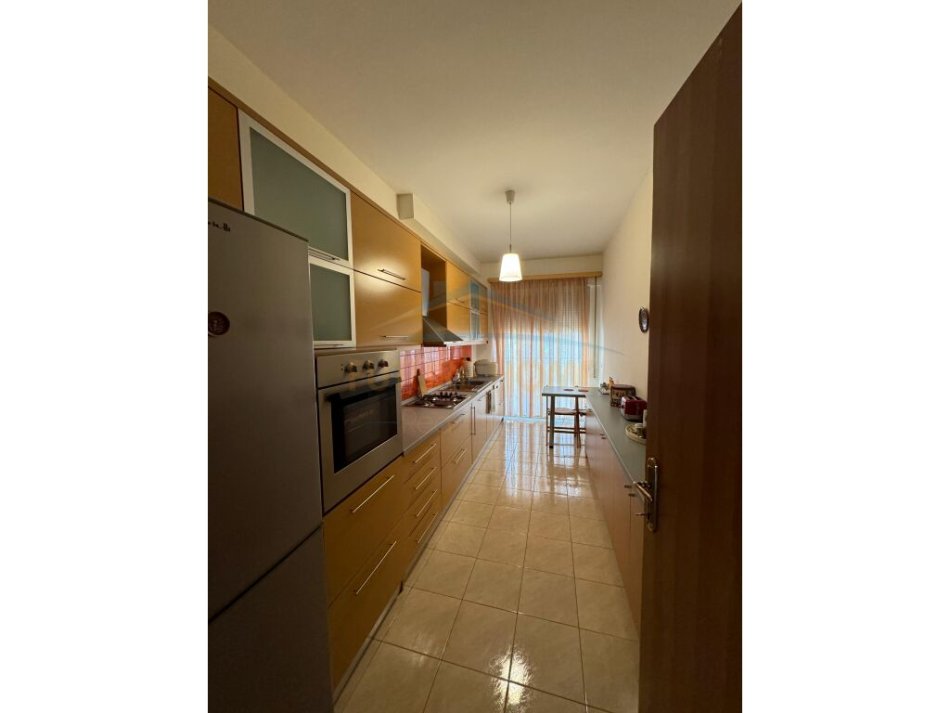 Tirane, jepet me qera apartament 2+1+Ballkon Kati 4, 112 m² 650 € (Hoxha Tahsim)