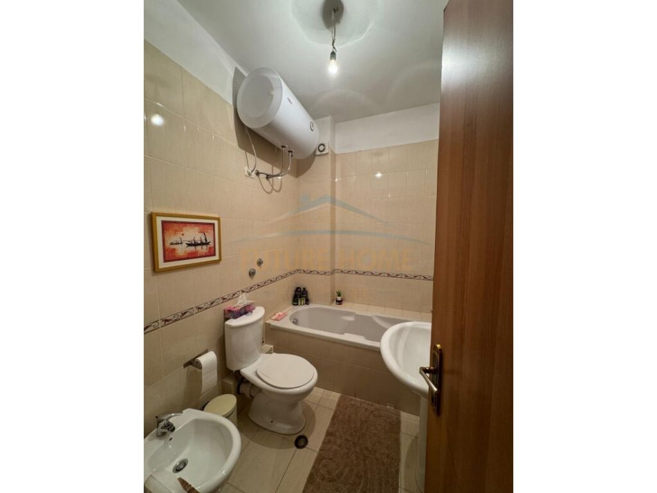 Tirane, jepet me qera apartament 2+1+Ballkon Kati 4, 112 m² 650 € (Hoxha Tahsim)