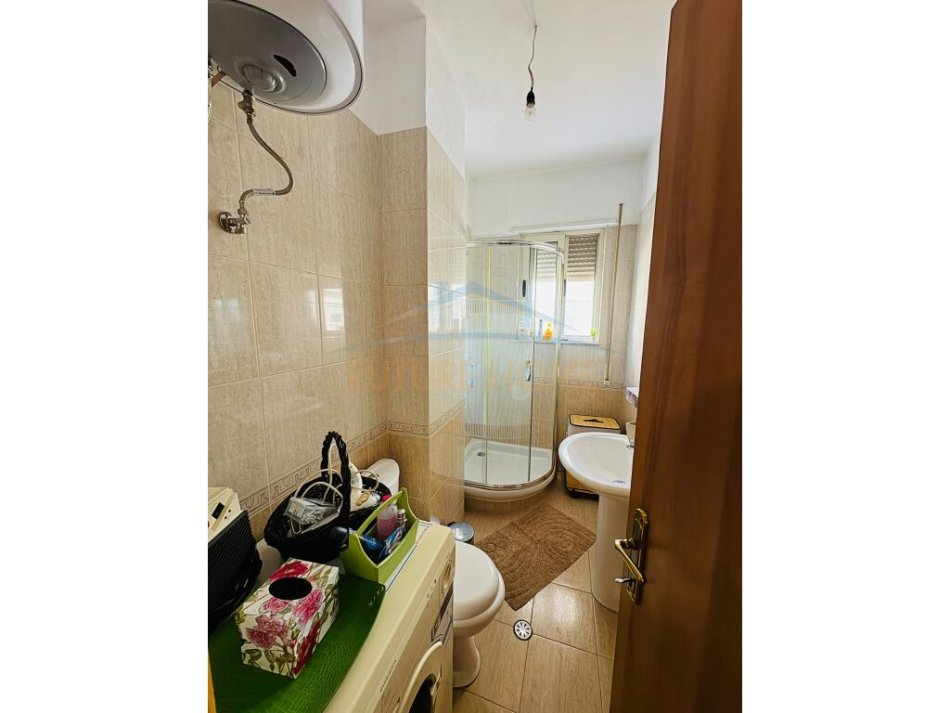 Tirane, jepet me qera apartament 2+1 Kati 4, 650 € (Pazari i Ri, Tiranë)