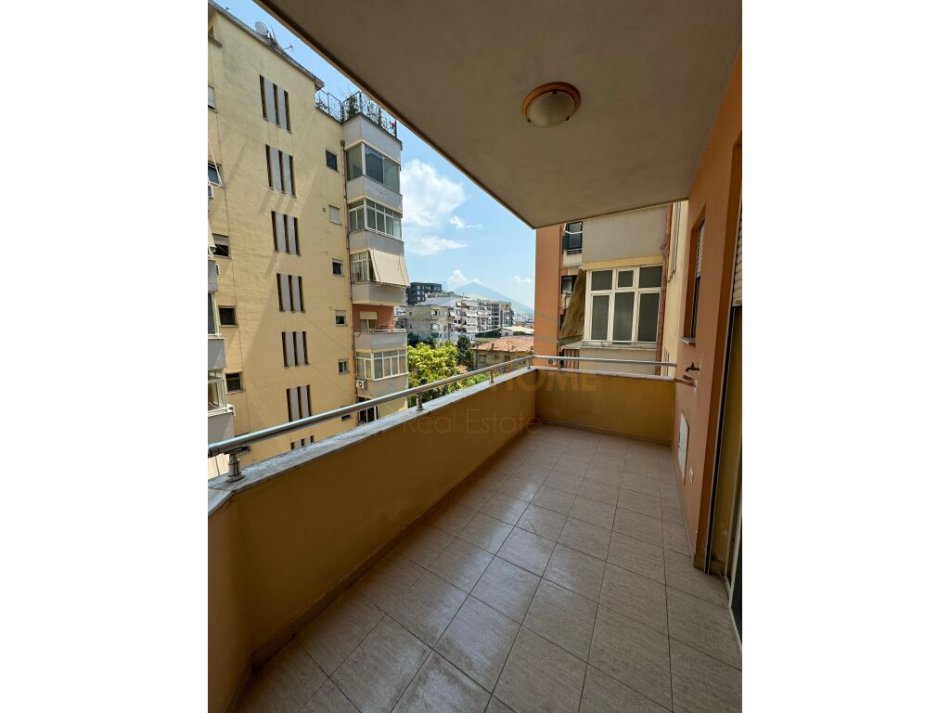Tirane, jepet me qera apartament 2+1+Ballkon Kati 4, 112 m² 650 € (Hoxha Tahsim)