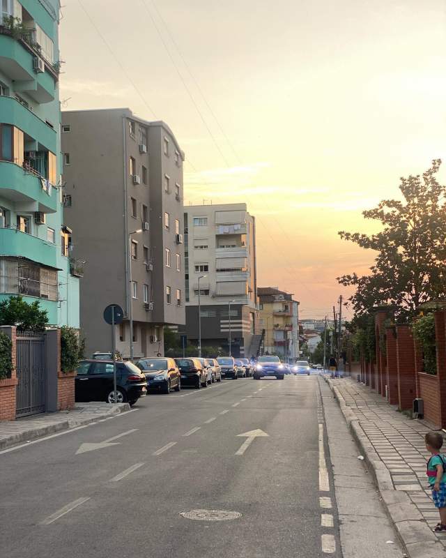 Tirane, jap me qera dyqan Kati 1, 30 m² 25.000 Leke (Komuna e Parisit)