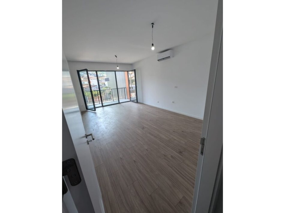 Tirane, shitet apartament 1+1+post parkim+dyqan,Kati 1, 68 m² 184.000 € (Selite)