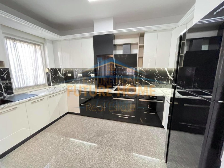 Tirane, jepet me qera apartament 3+1+Ballkon Kati 2, 145 m² 1.000 € (SAUK)