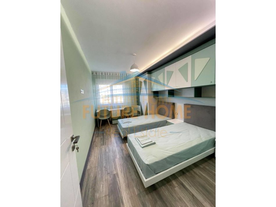 Tirane, jepet me qera apartament 3+1+Ballkon Kati 2, 145 m² 1.000 € (SAUK)