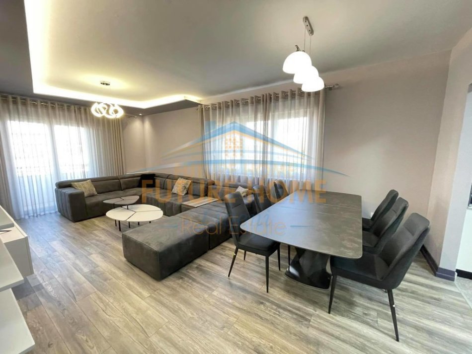 Tirane, jepet me qera apartament 3+1+Ballkon Kati 2, 145 m² 1.000 € (SAUK)