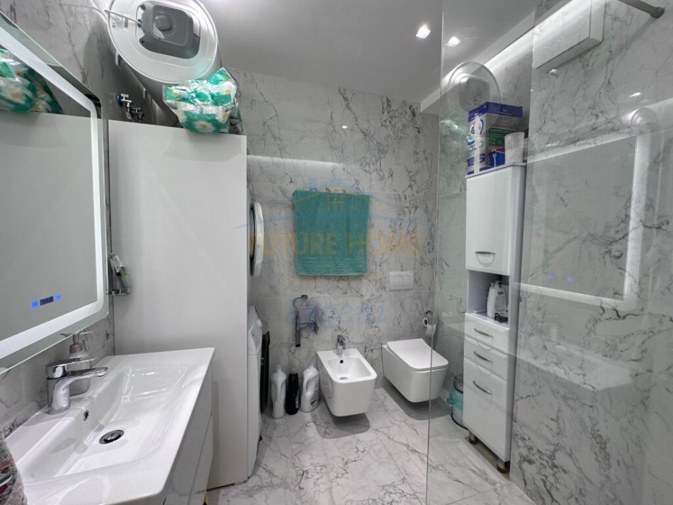 Tirane, shes apartament 2+1+Ballkon Kati 6, 88 m² 320.000 € (Rruga e Kavajes)