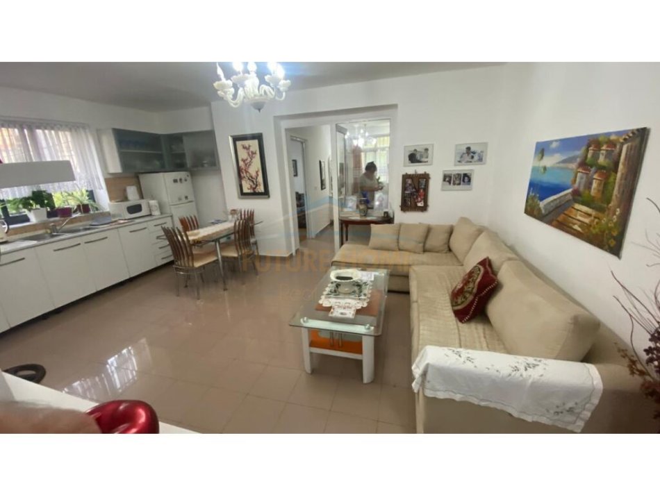 Tirane, shitet apartament 3+1 Kati 2, 107 m² 140.000 € (Rruga Idriz Dollaku)
