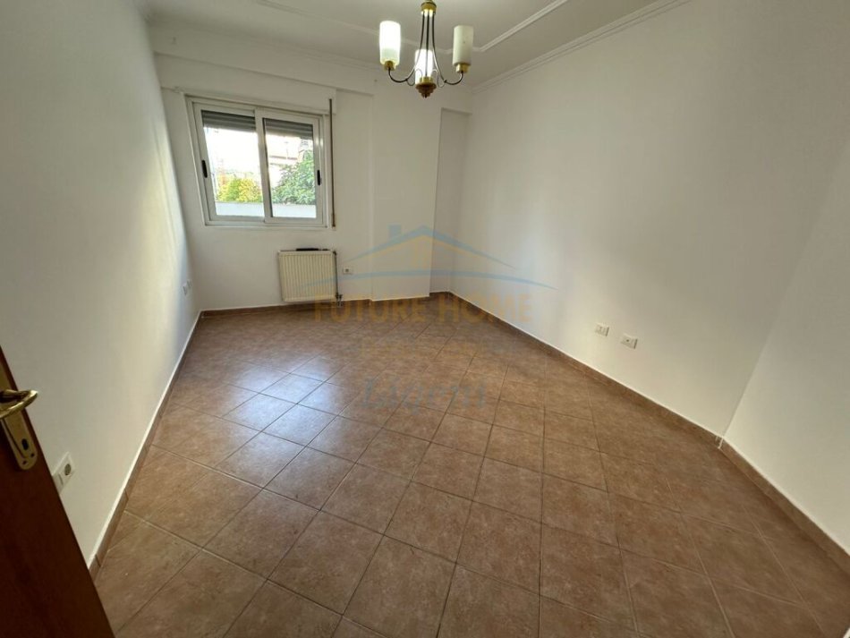 Tirane, shitet apartament 2+1+Ballkon Kati 2, 112 m² 275.000 € (KOMUNA E PARISIT)
