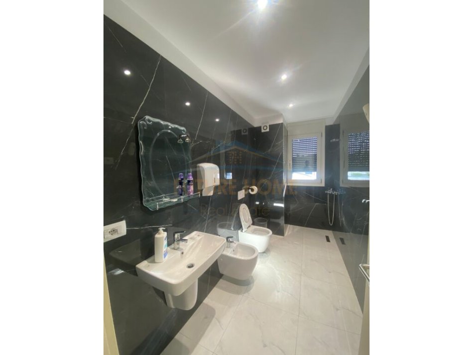 Tirane, jepet me qera ambjent biznesi Kati 9, 143 m² 1.800 € (Rruga e Kosovareve)