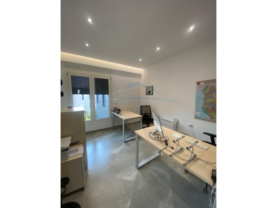 Tirane, jepet me qera ambjent biznesi Kati 9, 143 m² 1.800 € (Rruga e Kosovareve)