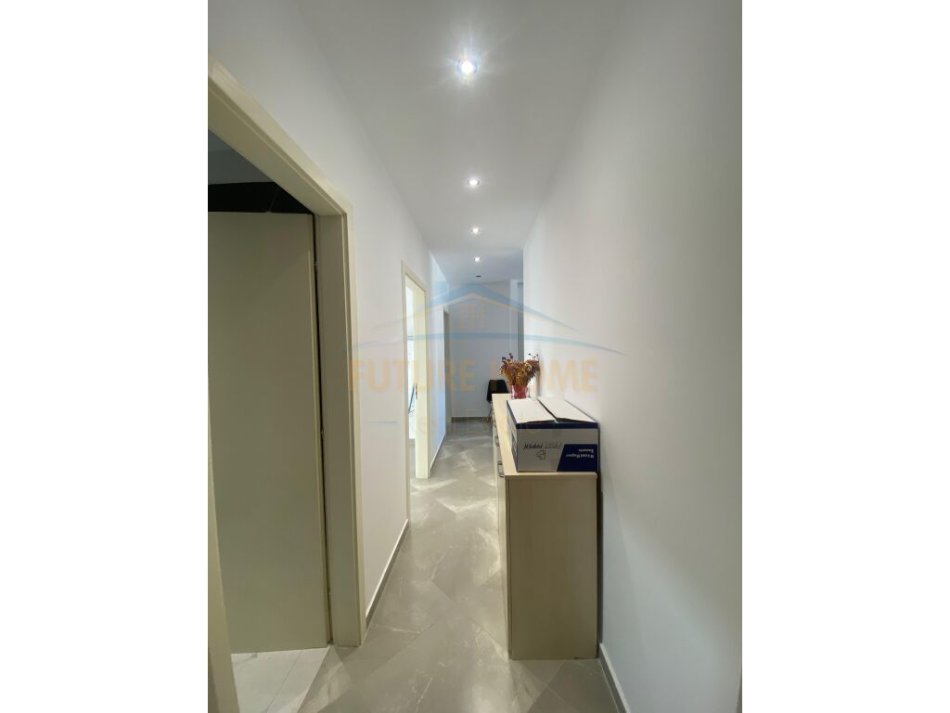 Tirane, jepet me qera ambjent biznesi Kati 9, 143 m² 1.800 € (Rruga e Kosovareve)