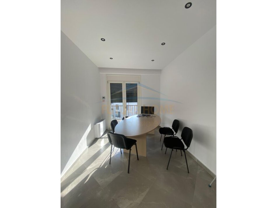 Tirane, jepet me qera apartament 4+1 , 143 m² 1.500 €