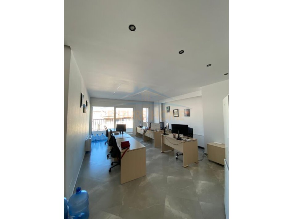 Tirane, jepet me qera zyre Kati 9, 143 m² 1.800 € (Rruga e Kosovareve)