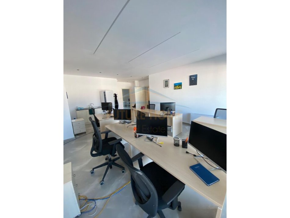 Tirane, jepet me qera apartament 4+1 , 143 m² 1.500 €