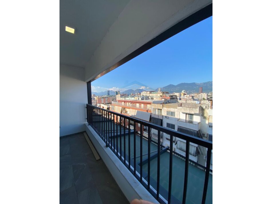 Tirane, jepet me qera ambjent biznesi Kati 9, 143 m² 1.800 € (Rruga e Kosovareve)