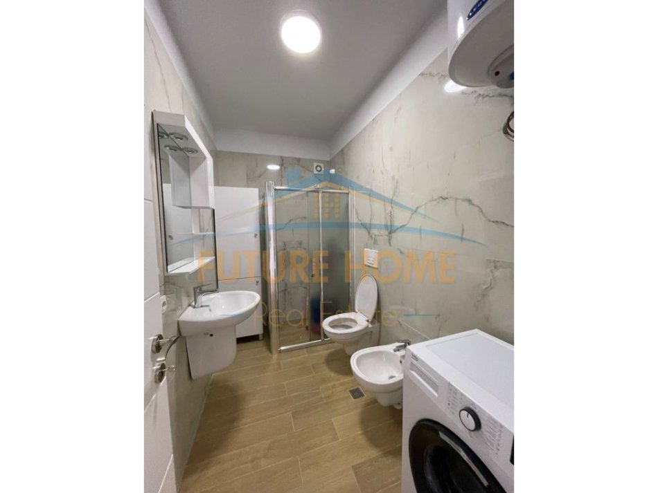 Tirane, jepet me qera apartament 2+1+Ballkon Kati 7, 113 m² 950 € (Pazari i ri)