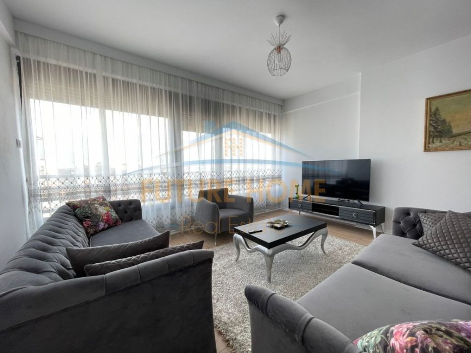 Tirane, jepet me qera apartament 2+1+Ballkon Kati 7, 113 m² 950 € (Pazari i ri)