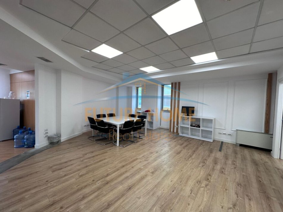Tirane, jepet me qera zyre Kati 13, 251 m² 6.400 € (Bulevardi Bajram Curri)