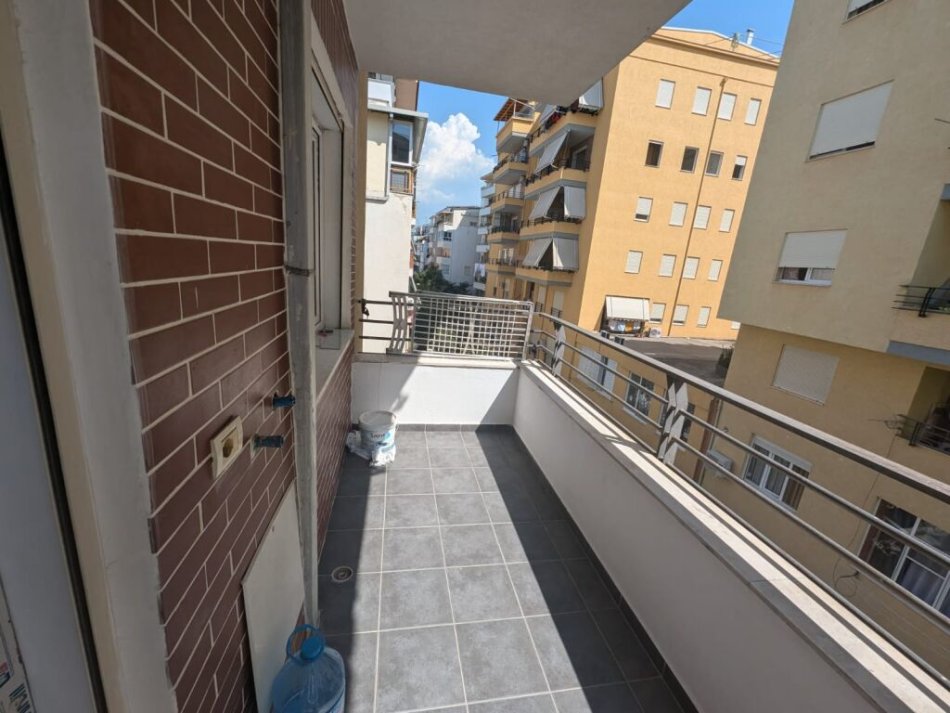 Tirane, jepet me qera apartament 2+1 Kati 4, 85 m² 470 € (Rrapo Hekali)