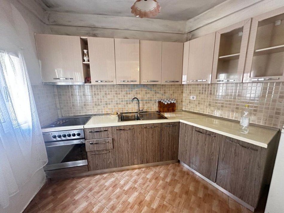 Tirane, jepet me qera 2+1 Kati 1, 80 m² 250 € (Perball Spitaleve, Allias)