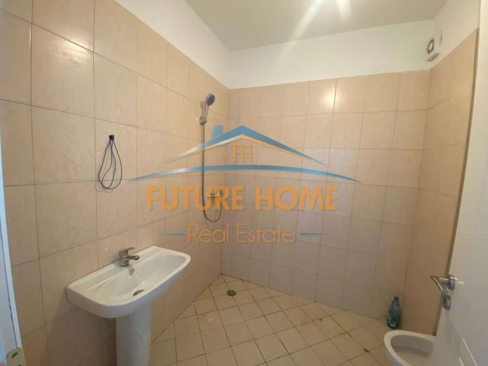 Tirane, jepet me qera apartament 2+1+Ballkon Kati 4, 137 m² 550 € (Unaza e Re)