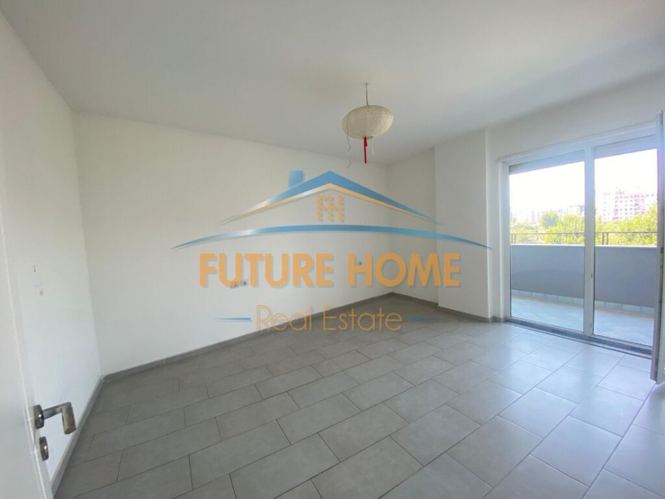 Tirane, jepet me qera apartament 2+1+Ballkon Kati 4, 137 m² 550 € (Unaza e Re)