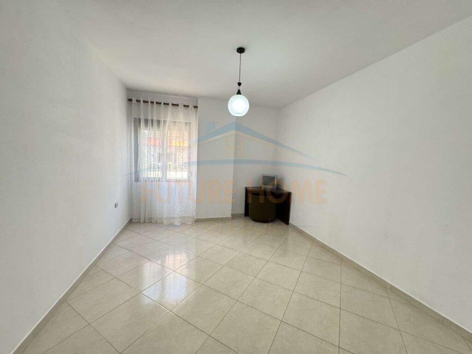 Tirane, jepet me qera apartament 2+1+Ballkon Kati 5, 112 m² 470 € (Unaza e Re)