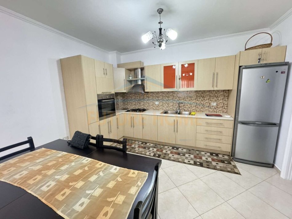 Tirane, jepet me qera apartament 2+1+Ballkon Kati 5, 112 m² 470 € (Unaza e Re)