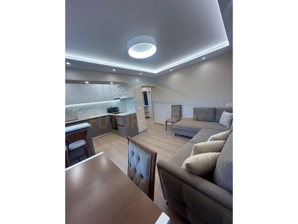 Tirane, jepet me qera apartament 2+1+Ballkon Kati 5, 78 m² (21 Dhjetori)