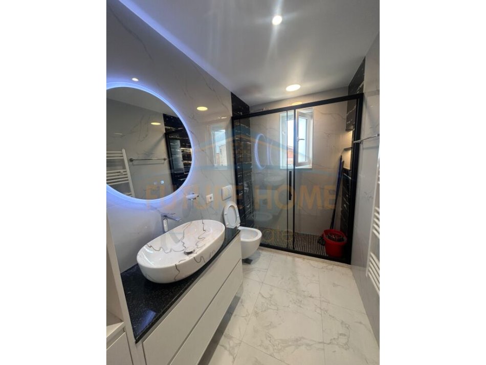 Tirane, jepet me qera apartament 2+1+Ballkon Kati 5, 78 m² (21 Dhjetori)