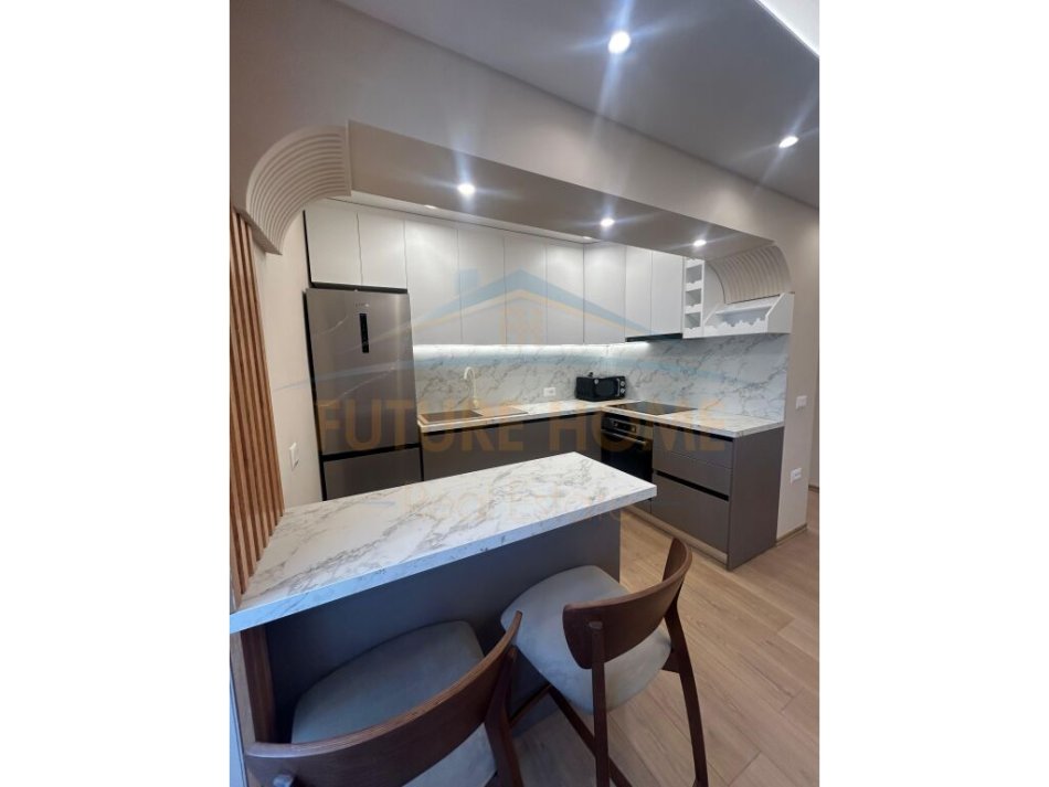 Tirane, jepet me qera apartament 2+1+Ballkon Kati 5, 78 m² (21 Dhjetori)