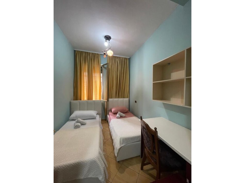 Tirane, jepet me qera apartament 2+1 Kati 4, 95 m² 700 € (Qender)