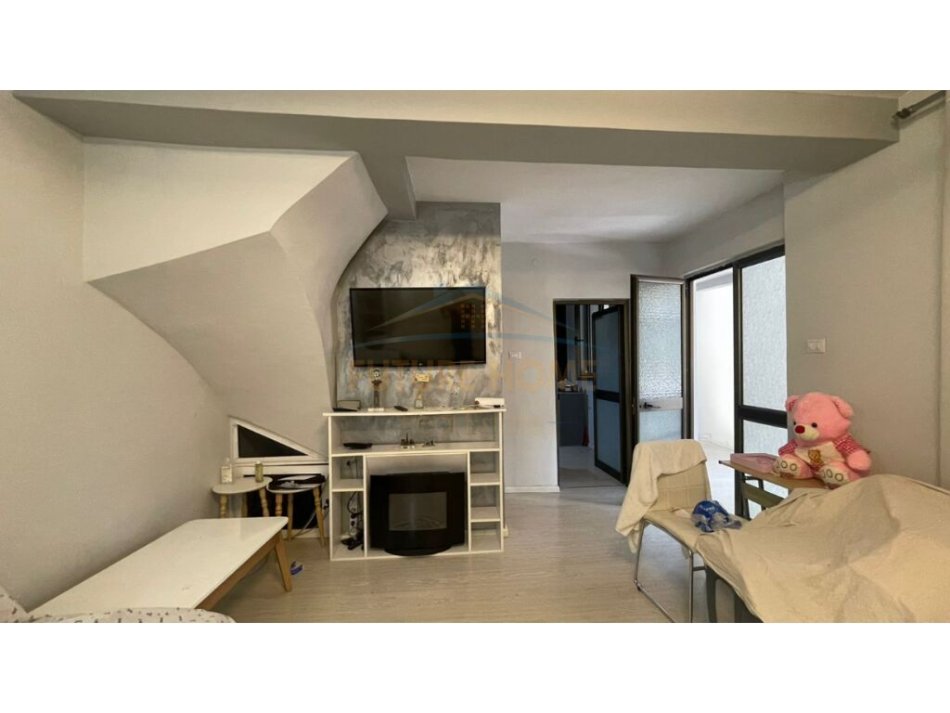 Tirane, jepet me qera apartament 1+1 Kati 2, 130 m² 500 € (Rruga Bardhyl)