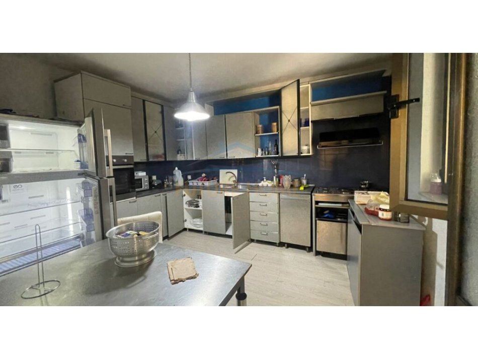 Tirane, jepet me qera apartament 1+1 Kati 2, 130 m² 500 € (Rruga Bardhyl)