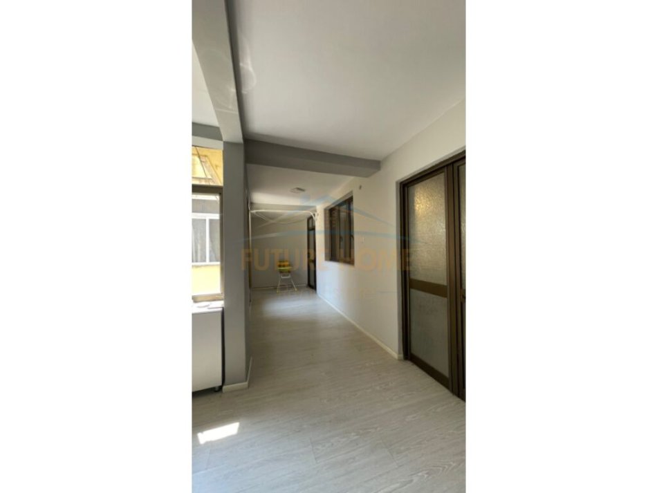 Tirane, jepet me qera apartament 1+1 Kati 2, 130 m² 500 € (Rruga Bardhyl)