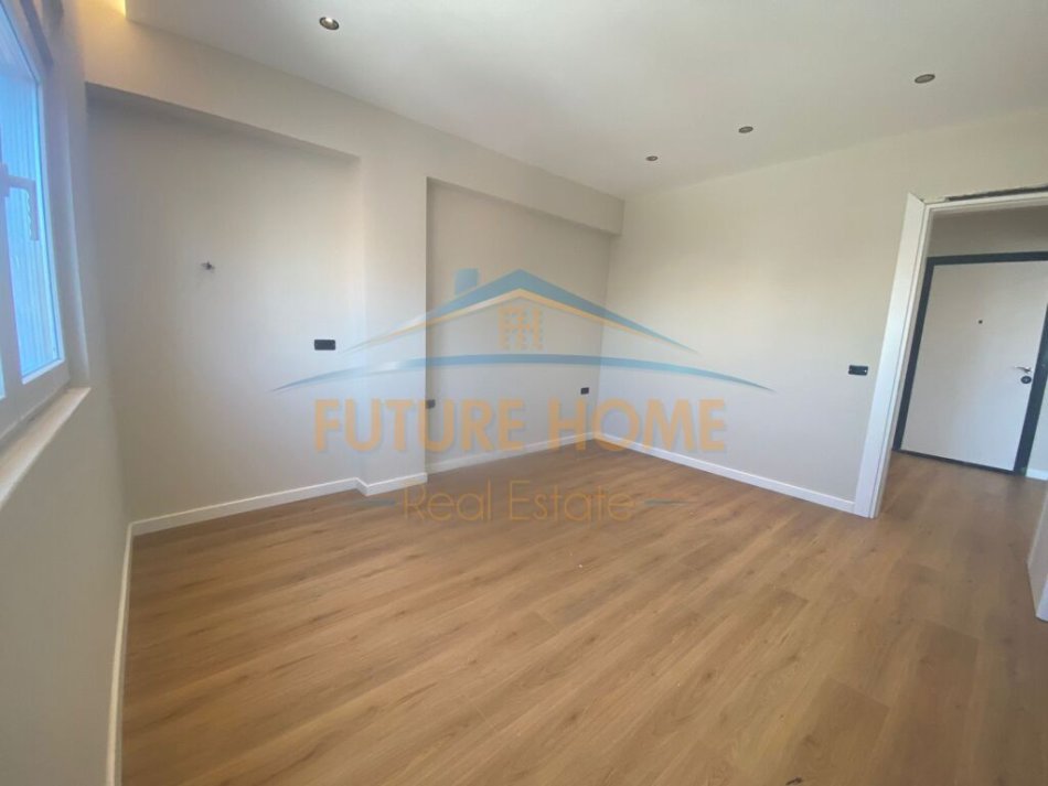 Tirane, jepet me qera zyre Kati 7, 58 m² 700 € (Sheshi Willson)