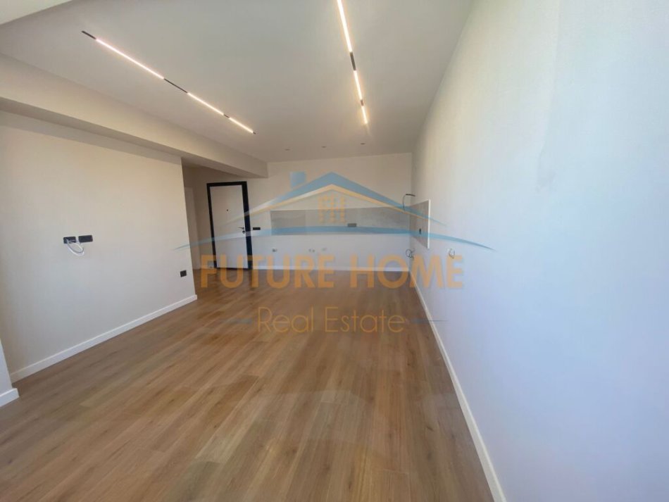 Tirane, jepet me qera zyre Kati 7, 58 m² 700 € (Sheshi Willson)