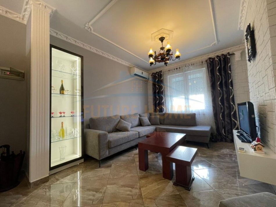 Tirane, jepet me qera apartament 2+1 Kati 4, 110 m² 800 € (BLLOK,LIBRI UNIVERSITAR)