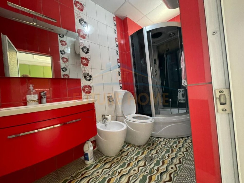 Tirane, jepet me qera apartament 2+1+Ballkon Kati 4, 100 m² 1.100 € (Bllok)