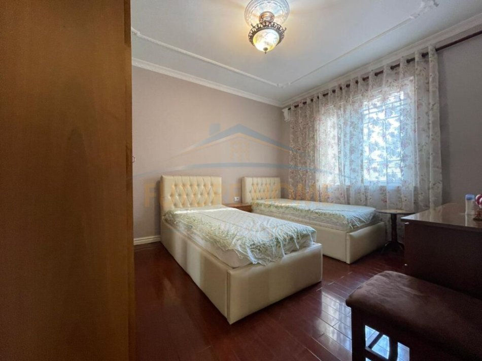 Tirane, jepet me qera apartament 2+1 Kati 4, 110 m² 800 € (BLLOK,LIBRI UNIVERSITAR)