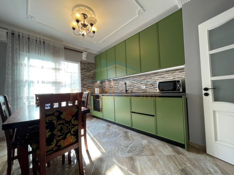 Tirane, jepet me qera apartament 2+1 Kati 4, 110 m² 800 € (BLLOK,LIBRI UNIVERSITAR)