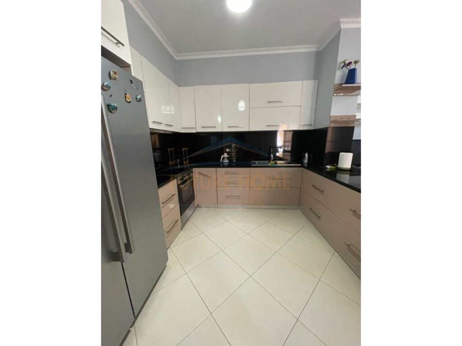 Tirane, shitet apartament 2+1+Ballkon Kati 6, 118 m² 136.000 € (Yzberisht)