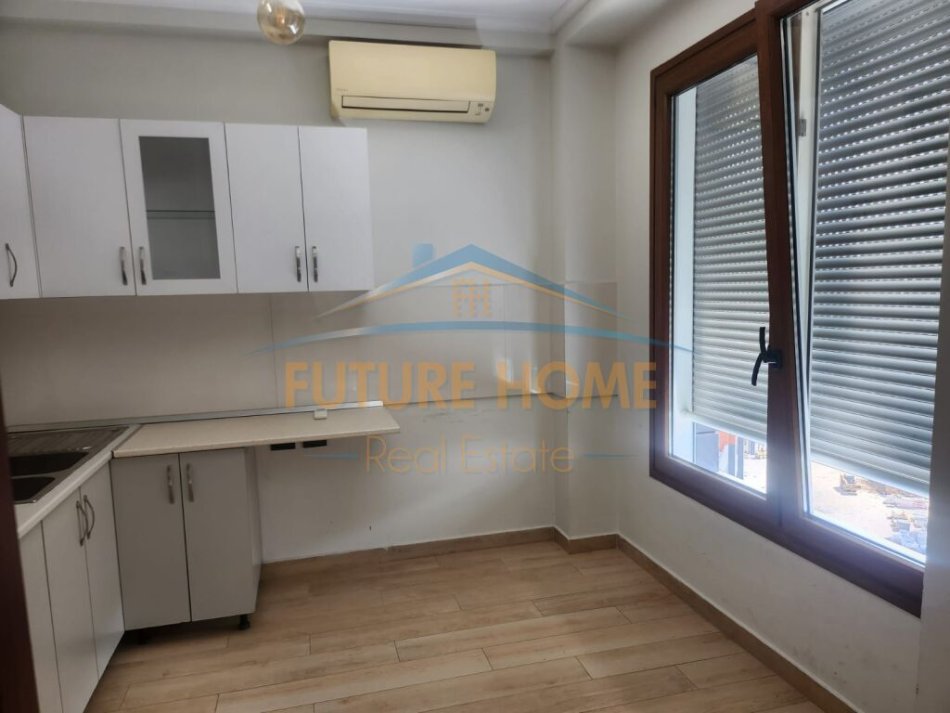 Tirane, jepet me qera zyre Kati 7, 100 m² 1.000 € (Rruga e Kavajes)
