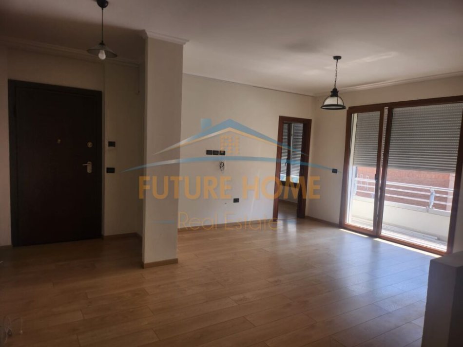 Tirane, jepet me qera zyre Kati 7, 100 m² 1.000 € (Rruga e Kavajes)