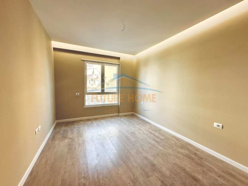 Tirane, jepet me qera zyre Kati 3, 62 m² 600 € (Komuna e Parisit)