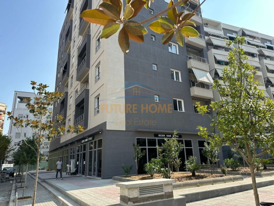 Tirane, jepet me qera zyre Kati 3, 62 m² 600 € (Komuna e Parisit)
