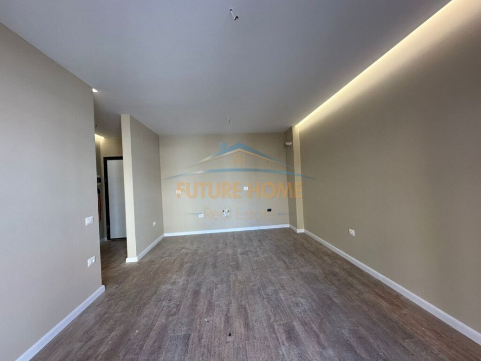 Tirane, jepet me qera zyre Kati 3, 62 m² 600 € (Komuna e Parisit)