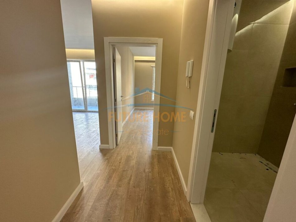 Tirane, jepet me qera zyre Kati 3, 62 m² 600 € (Komuna e Parisit)